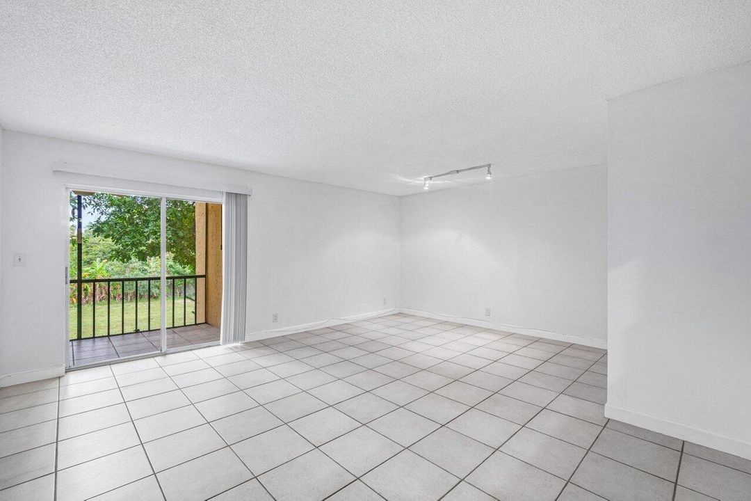 For Sale: $180,000 (1 beds, 1 baths, 715 Square Feet)