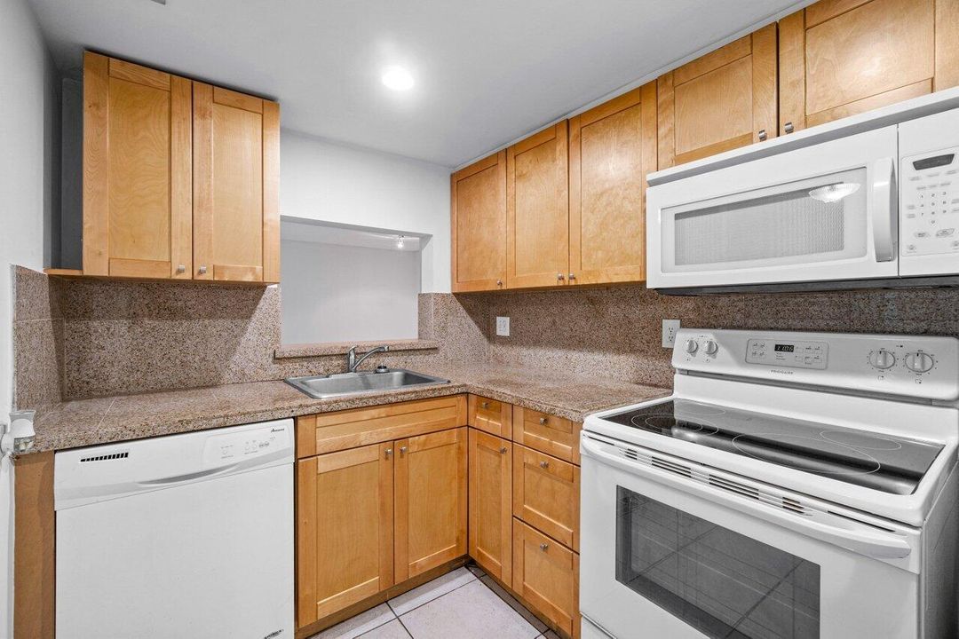For Sale: $180,000 (1 beds, 1 baths, 715 Square Feet)