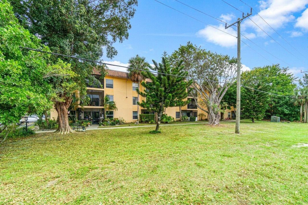 For Sale: $180,000 (1 beds, 1 baths, 715 Square Feet)