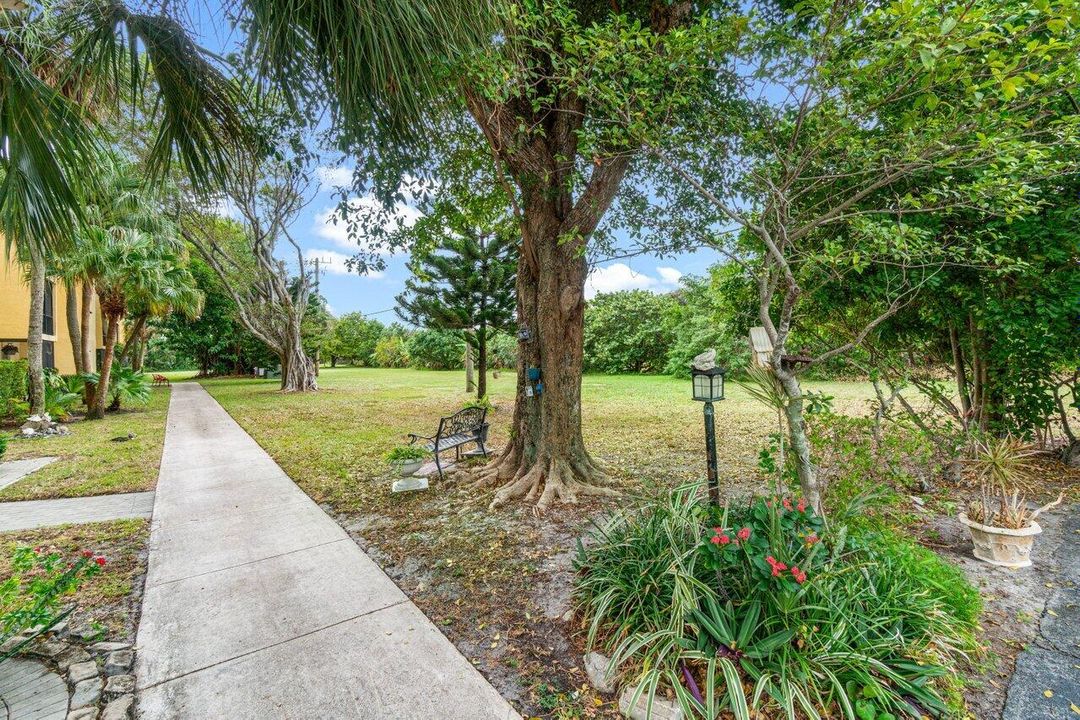 For Sale: $180,000 (1 beds, 1 baths, 715 Square Feet)