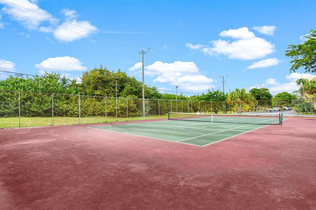 For Sale: $180,000 (1 beds, 1 baths, 715 Square Feet)