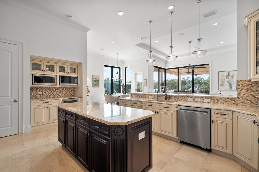 For Sale: $3,495,000 (6 beds, 7 baths, 6213 Square Feet)