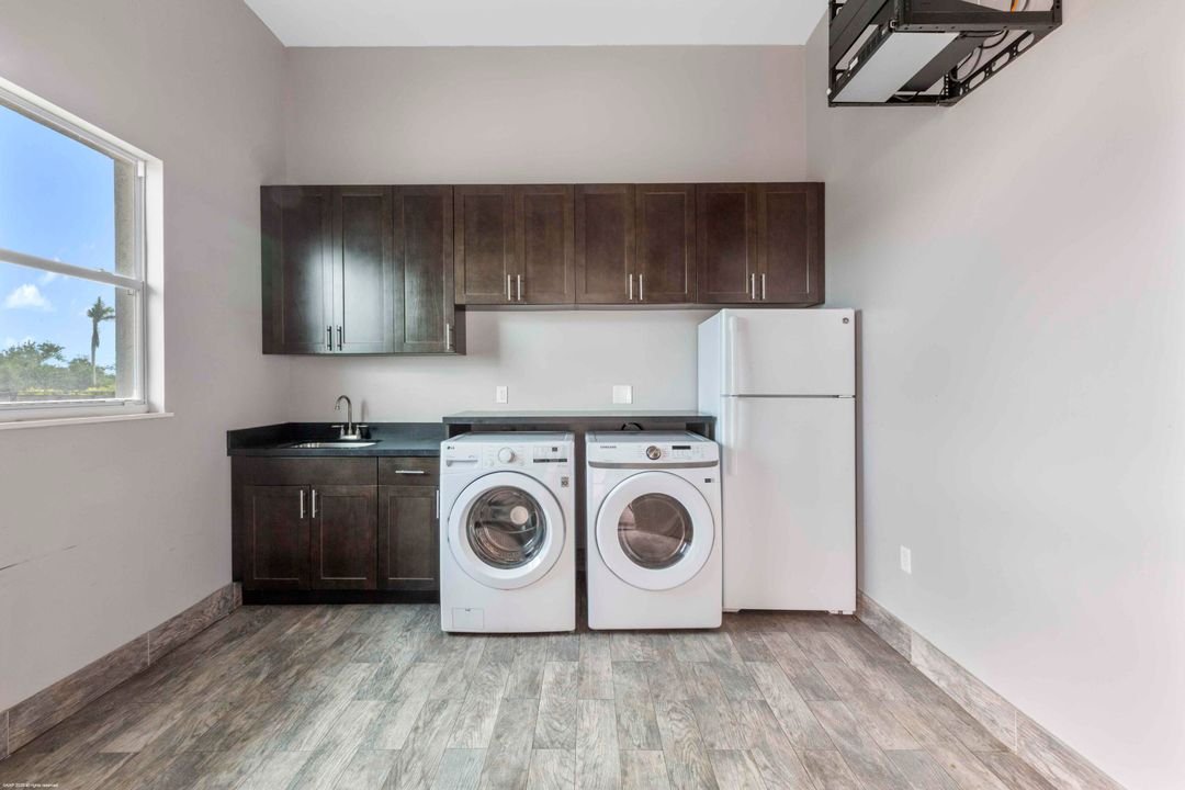 合同活跃: $3,900,000 (0 贝兹, 0 浴室, 1300 平方英尺)