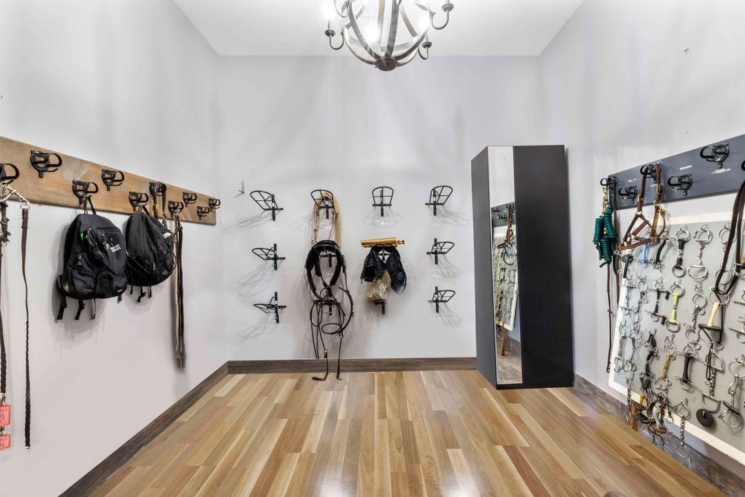 合同活跃: $3,900,000 (0 贝兹, 0 浴室, 1300 平方英尺)