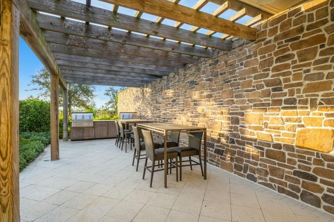 合同活跃: $730,000 (4 贝兹, 3 浴室, 2649 平方英尺)