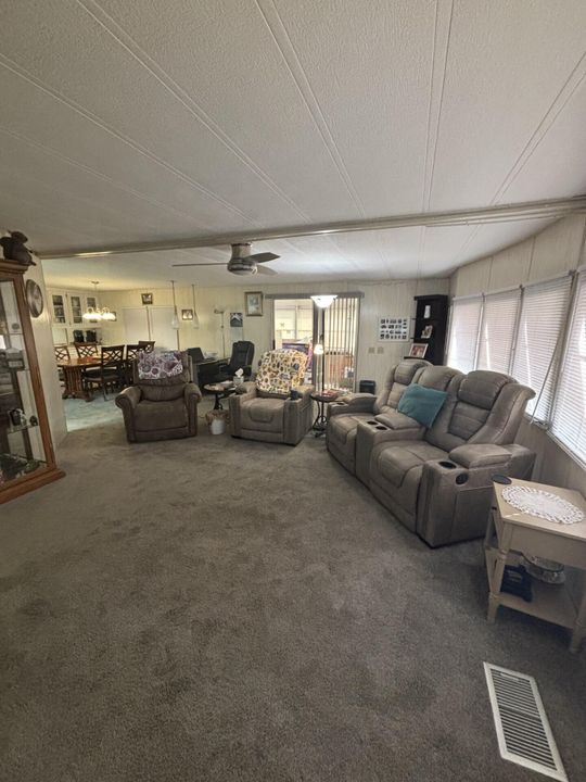 待售: $59,900 (2 贝兹, 2 浴室, 1240 平方英尺)