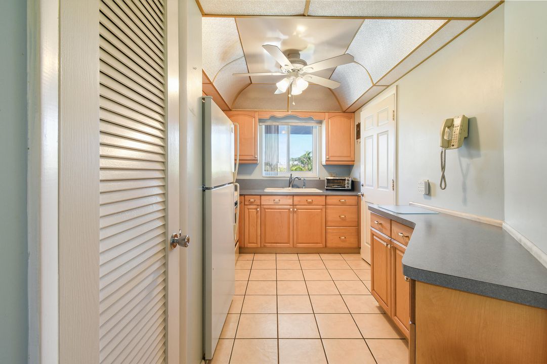 Active With Contract: $219,900 (2 beds, 2 baths, 920 Square Feet)