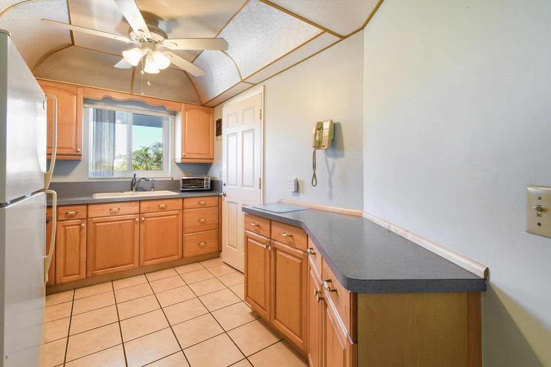 Active With Contract: $219,900 (2 beds, 2 baths, 920 Square Feet)