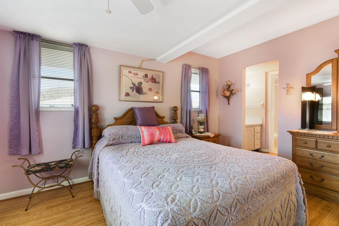 Active With Contract: $219,900 (2 beds, 2 baths, 920 Square Feet)