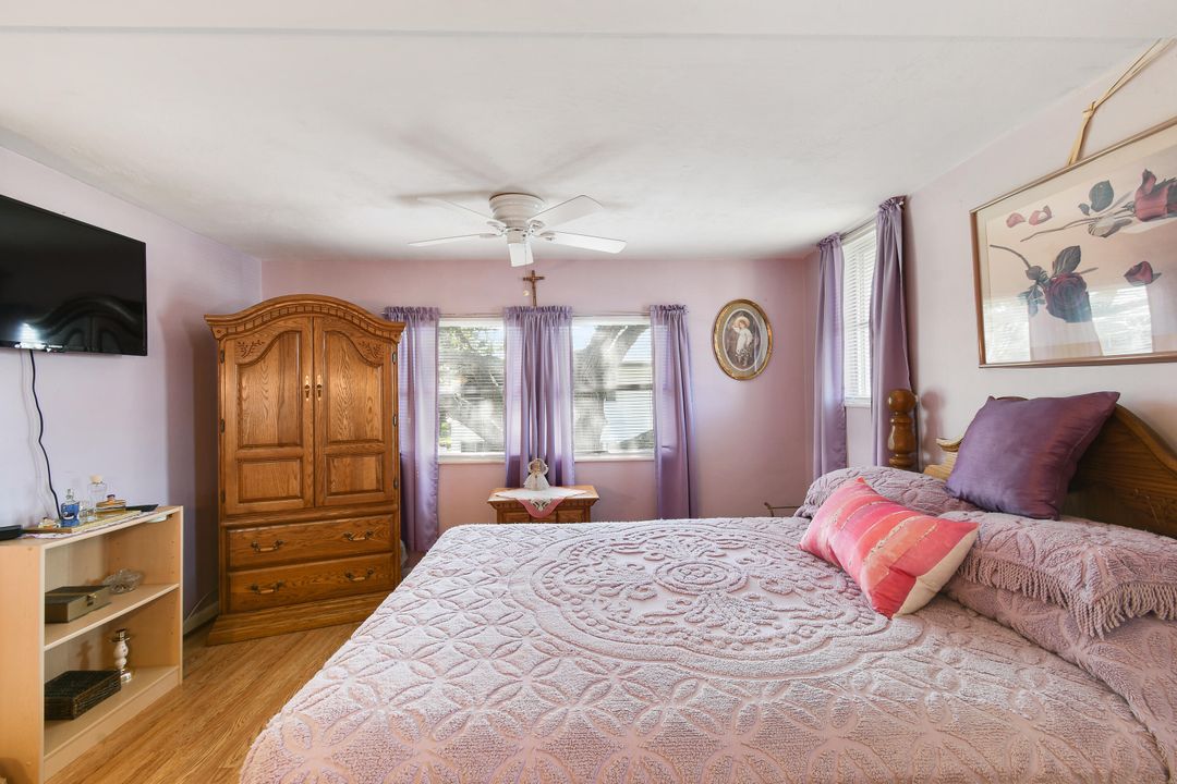 Active With Contract: $219,900 (2 beds, 2 baths, 920 Square Feet)