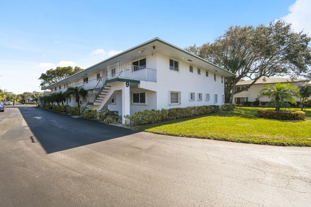 Active With Contract: $219,900 (2 beds, 2 baths, 920 Square Feet)