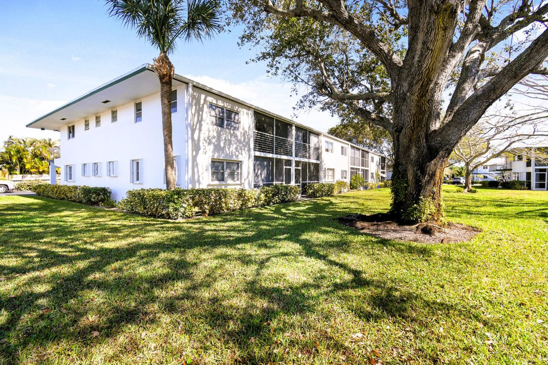 Active With Contract: $219,900 (2 beds, 2 baths, 920 Square Feet)