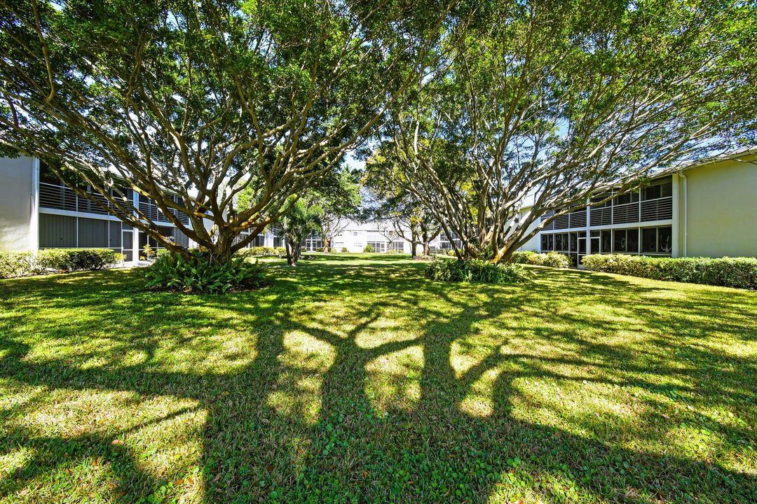 Active With Contract: $219,900 (2 beds, 2 baths, 920 Square Feet)