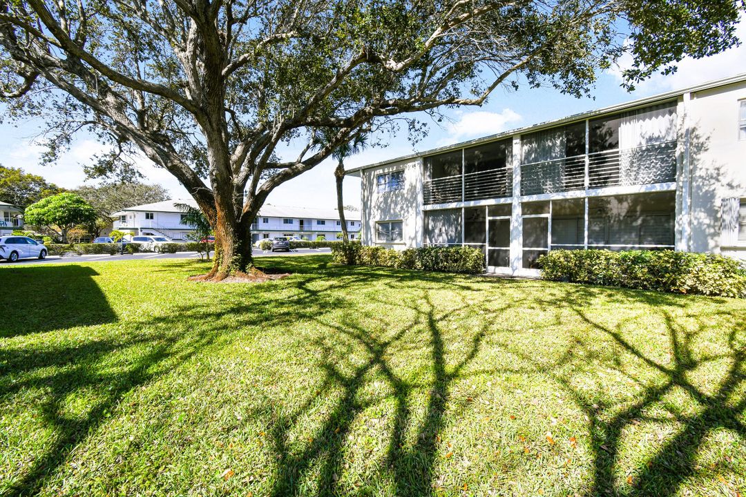 Active With Contract: $219,900 (2 beds, 2 baths, 920 Square Feet)