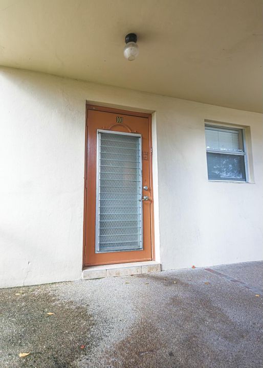 Active With Contract: $94,999 (2 beds, 2 baths, 850 Square Feet)