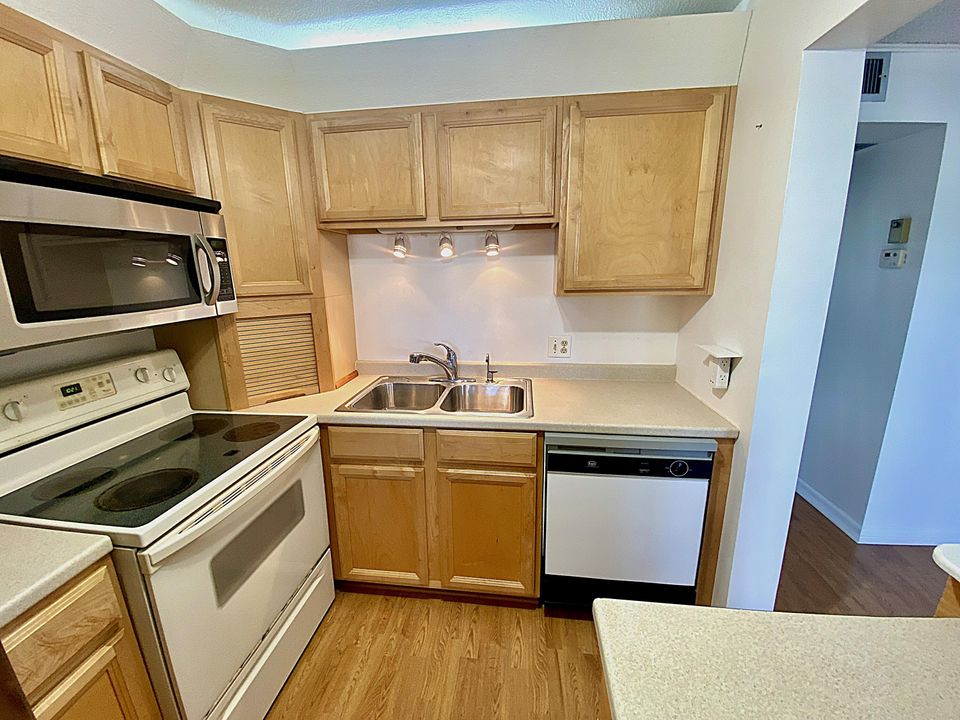 待售: $98,000 (2 贝兹, 1 浴室, 820 平方英尺)