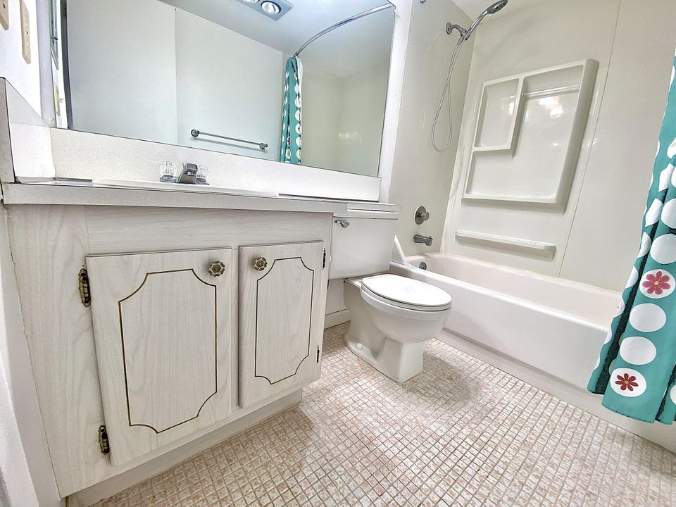 待售: $98,000 (2 贝兹, 1 浴室, 820 平方英尺)