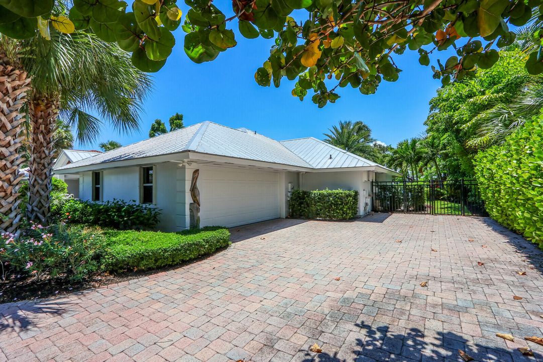 出租: $15,000 (4 贝兹, 3 浴室, 3192 平方英尺)