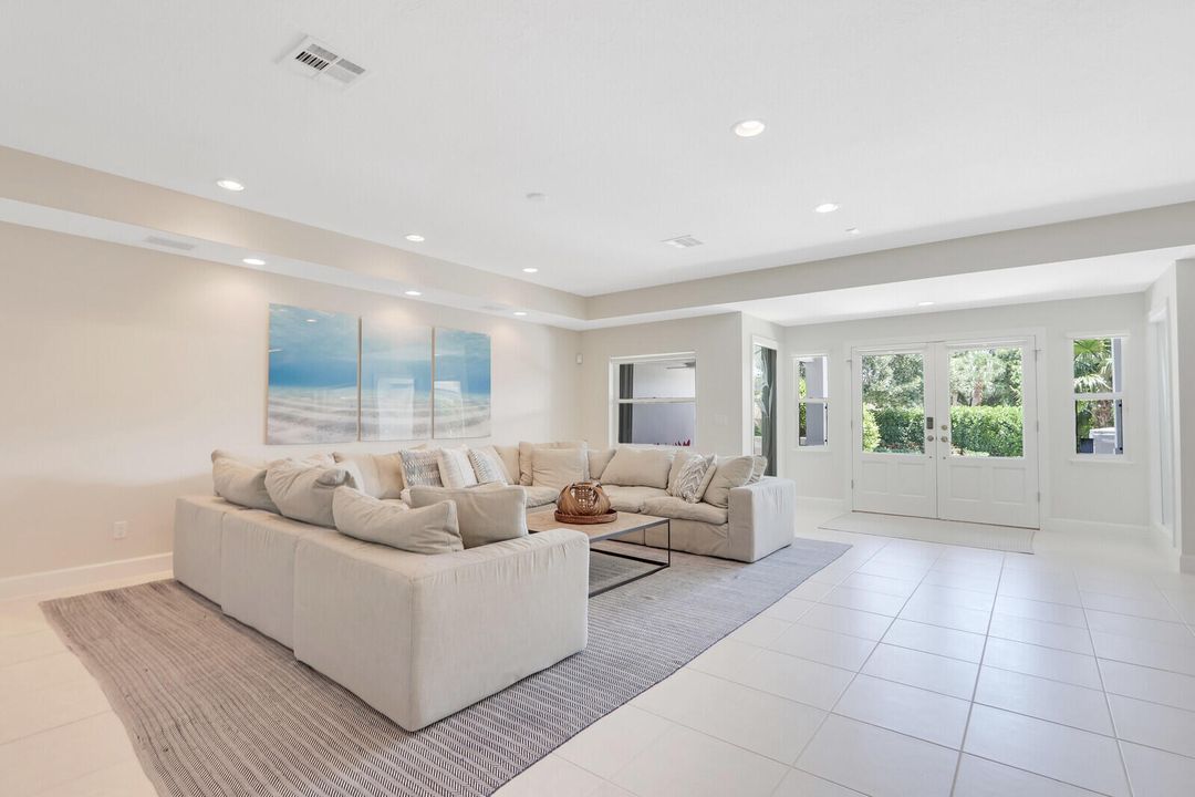 出租: $15,000 (4 贝兹, 3 浴室, 3192 平方英尺)