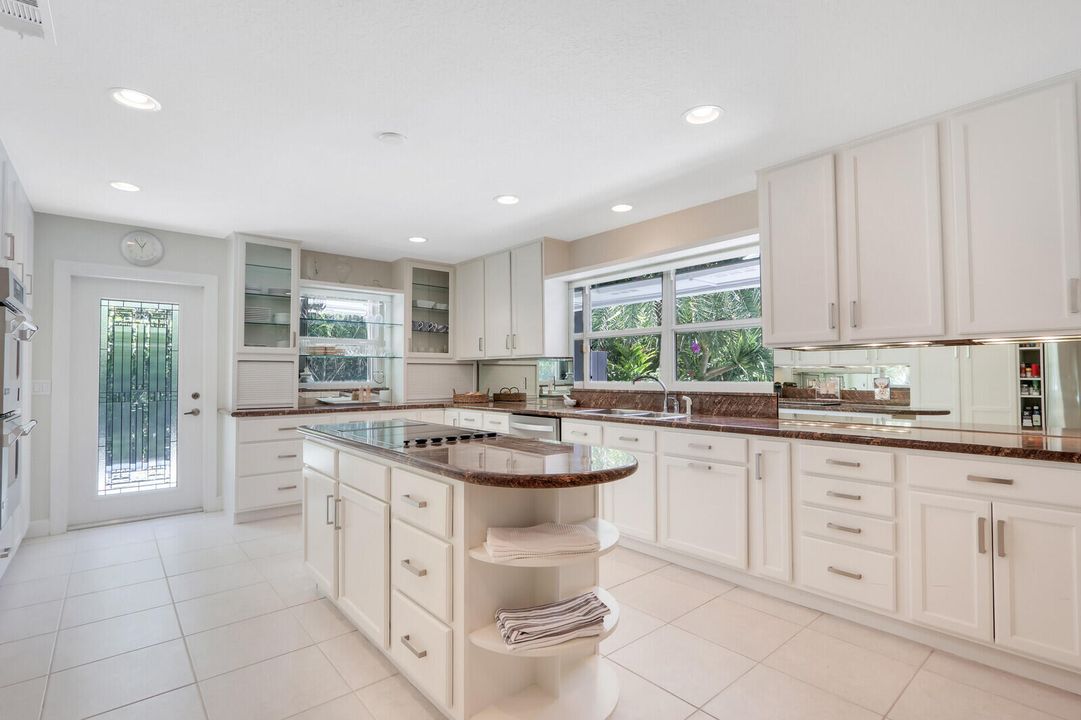 出租: $15,000 (4 贝兹, 3 浴室, 3192 平方英尺)