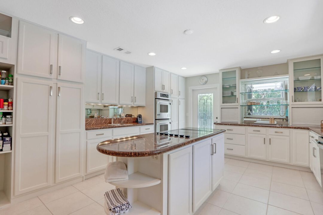 出租: $15,000 (4 贝兹, 3 浴室, 3192 平方英尺)