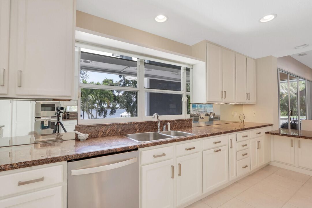 出租: $15,000 (4 贝兹, 3 浴室, 3192 平方英尺)