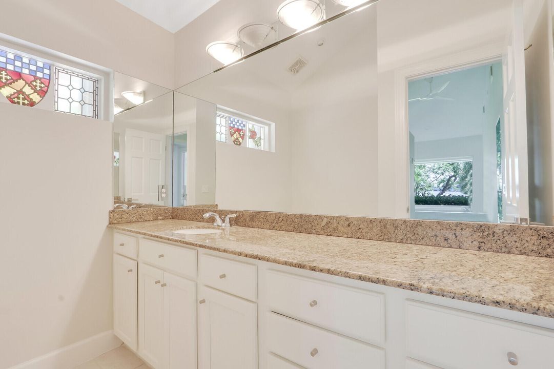 出租: $15,000 (4 贝兹, 3 浴室, 3192 平方英尺)