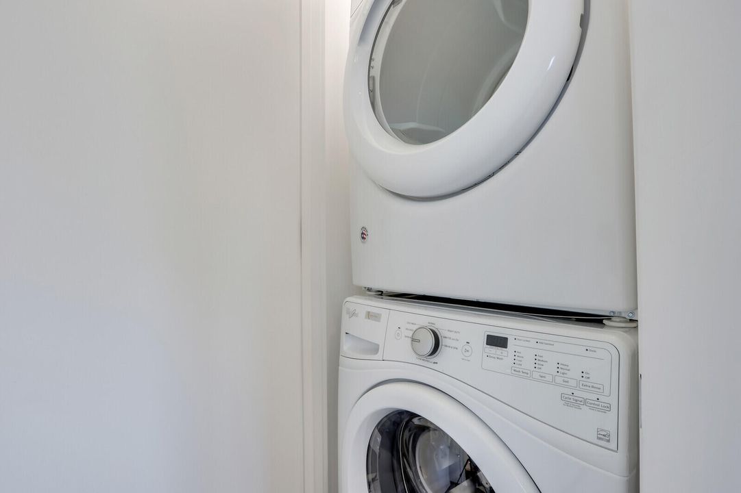 出租: $15,000 (4 贝兹, 3 浴室, 3192 平方英尺)