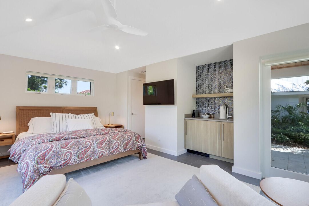 出租: $15,000 (4 贝兹, 3 浴室, 3192 平方英尺)