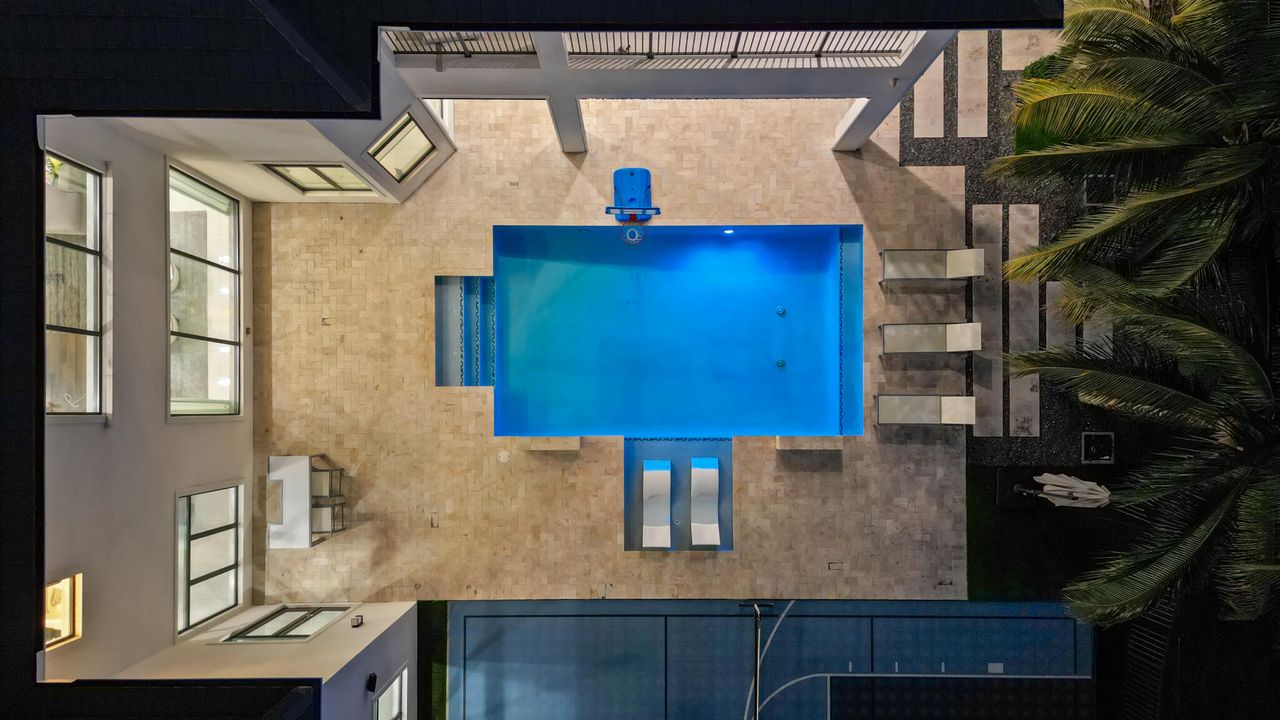 For Sale: $4,700,000 (6 beds, 8 baths, 7869 Square Feet)