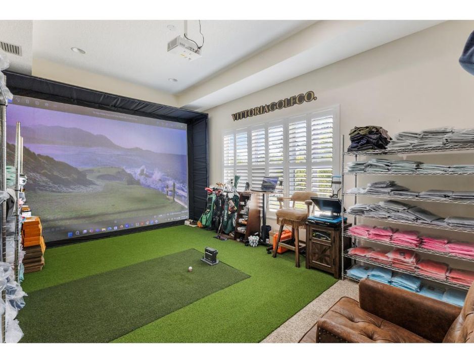 合同活跃: $1,295,000 (4 贝兹, 2 浴室, 3094 平方英尺)