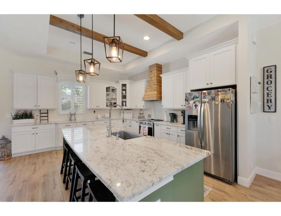 合同活跃: $1,295,000 (4 贝兹, 2 浴室, 3094 平方英尺)