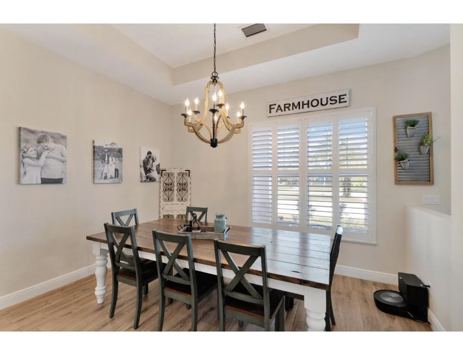 合同活跃: $1,295,000 (4 贝兹, 2 浴室, 3094 平方英尺)