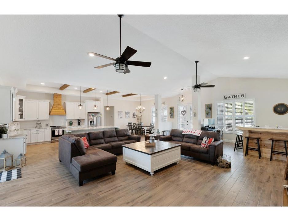 合同活跃: $1,295,000 (4 贝兹, 2 浴室, 3094 平方英尺)