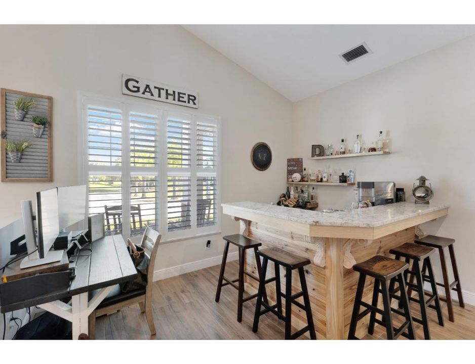 合同活跃: $1,295,000 (4 贝兹, 2 浴室, 3094 平方英尺)