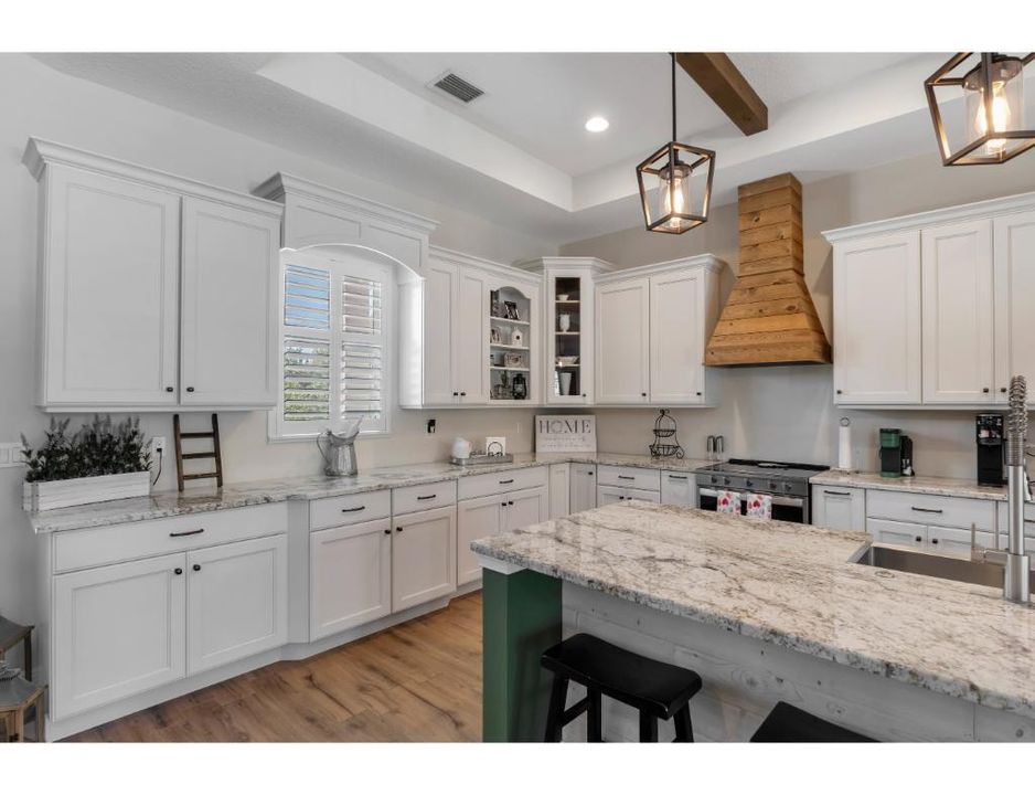 合同活跃: $1,295,000 (4 贝兹, 2 浴室, 3094 平方英尺)