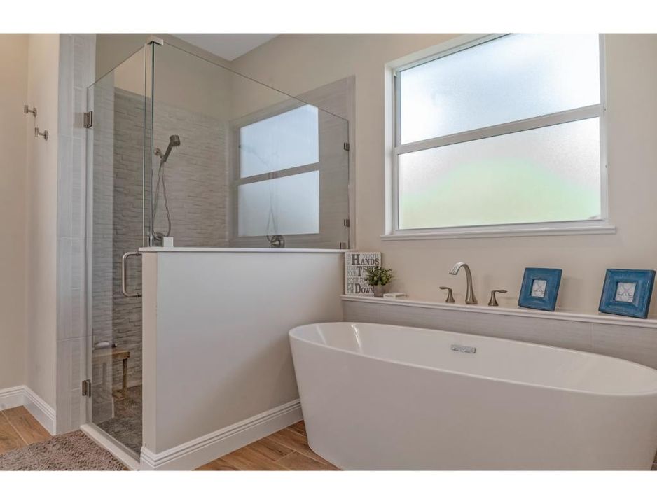 合同活跃: $1,295,000 (4 贝兹, 2 浴室, 3094 平方英尺)