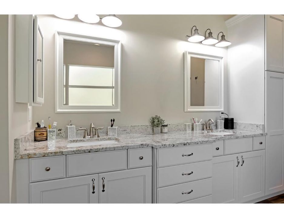 合同活跃: $1,295,000 (4 贝兹, 2 浴室, 3094 平方英尺)