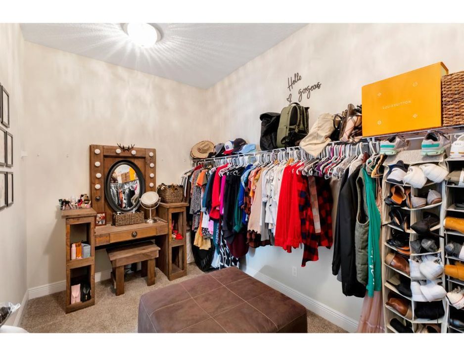 合同活跃: $1,295,000 (4 贝兹, 2 浴室, 3094 平方英尺)