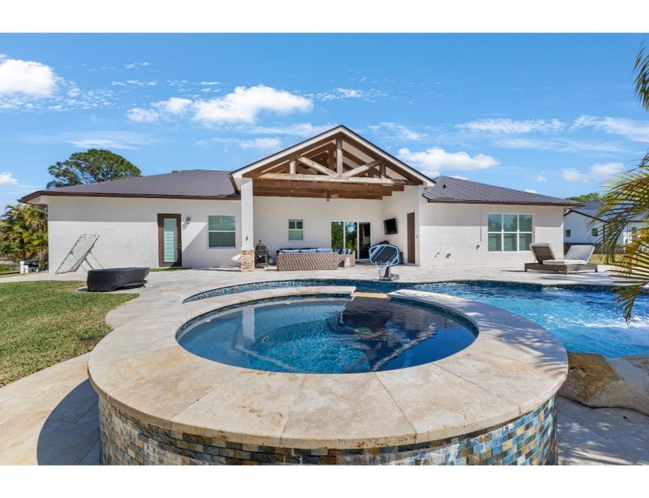 合同活跃: $1,295,000 (4 贝兹, 2 浴室, 3094 平方英尺)