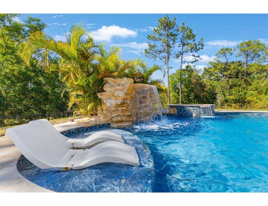 合同活跃: $1,295,000 (4 贝兹, 2 浴室, 3094 平方英尺)