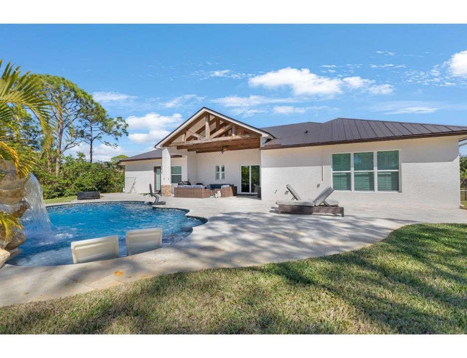 合同活跃: $1,295,000 (4 贝兹, 2 浴室, 3094 平方英尺)