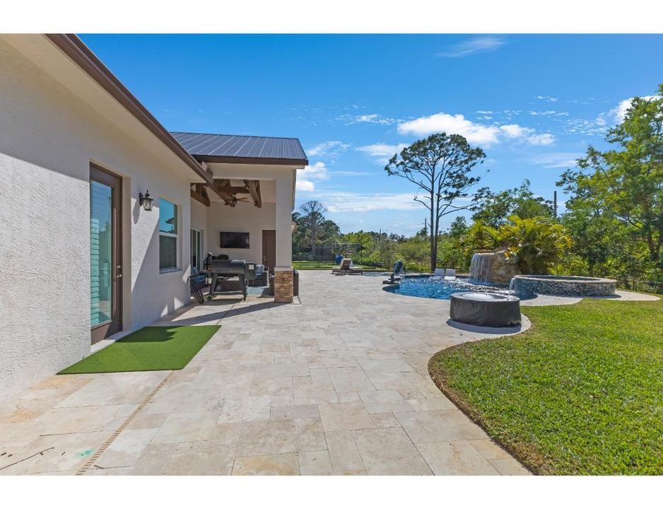 合同活跃: $1,295,000 (4 贝兹, 2 浴室, 3094 平方英尺)