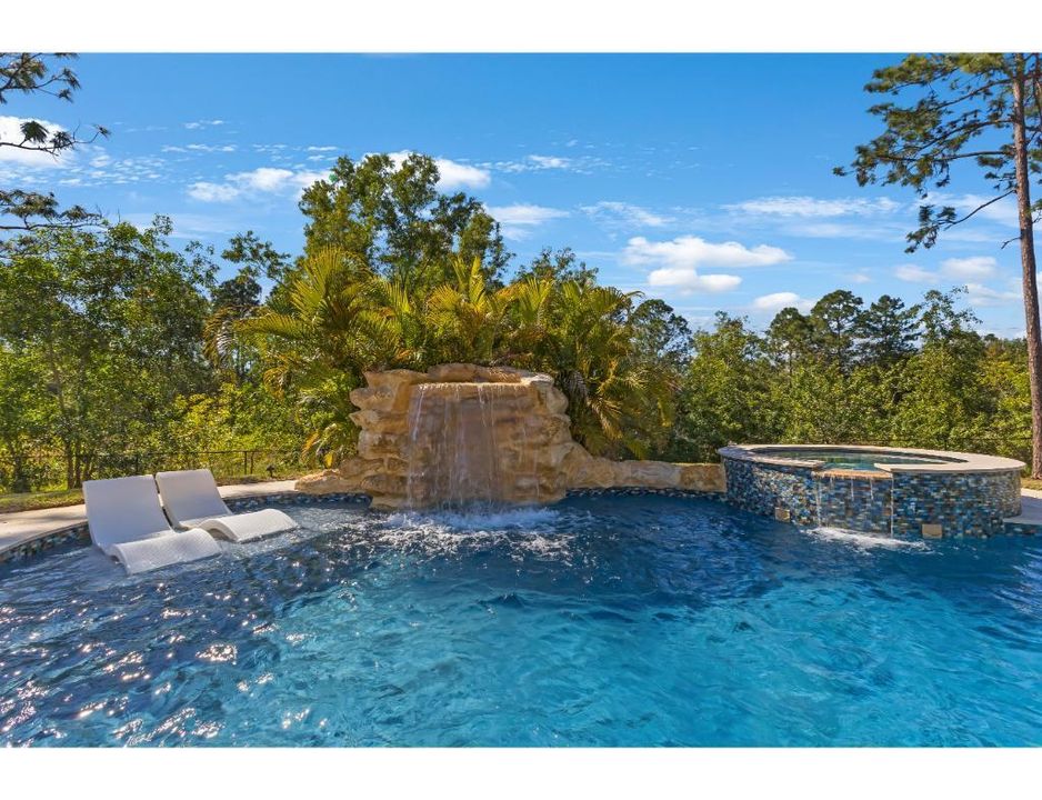 合同活跃: $1,295,000 (4 贝兹, 2 浴室, 3094 平方英尺)