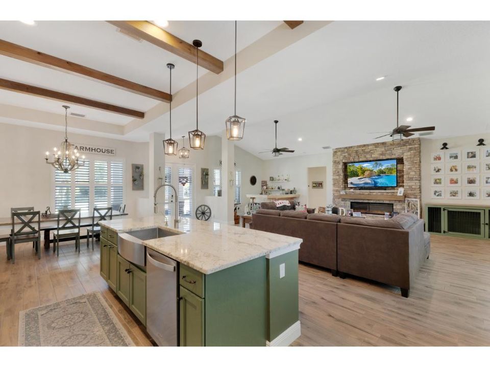 合同活跃: $1,295,000 (4 贝兹, 2 浴室, 3094 平方英尺)