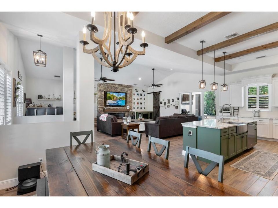 合同活跃: $1,295,000 (4 贝兹, 2 浴室, 3094 平方英尺)