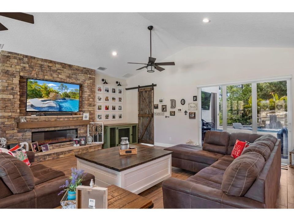 合同活跃: $1,295,000 (4 贝兹, 2 浴室, 3094 平方英尺)