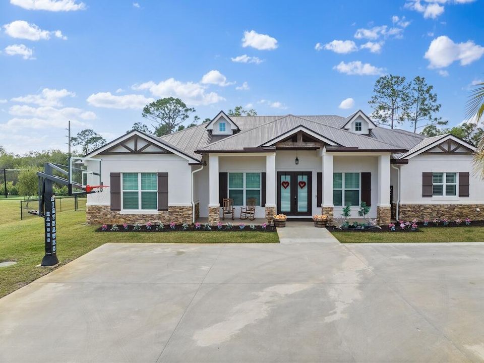 合同活跃: $1,295,000 (4 贝兹, 2 浴室, 3094 平方英尺)