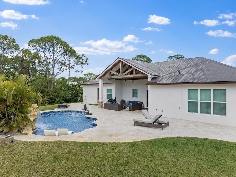 合同活跃: $1,295,000 (4 贝兹, 2 浴室, 3094 平方英尺)