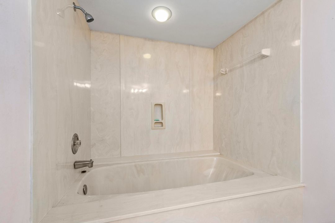 Activo con contrato: $375,000 (3 camas, 3 baños, 1919 Pies cuadrados)